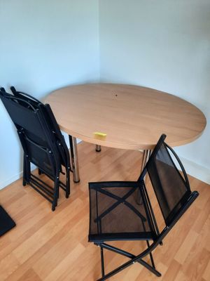 une table et deux chaises dans un coin de la pièce