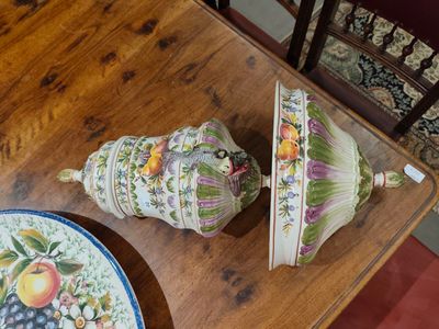 deux vases posés sur une table, avec une assiette dessus