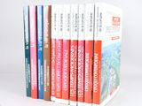 plusieurs livres sont empilés sur une surface blanche