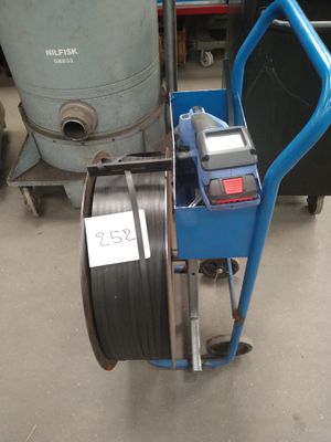 une image représentant une machine bleue équipée d'un tuyau