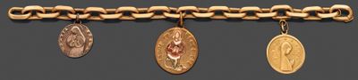 quatre pièces d'or et d'argent suspendues à une chaîne en or