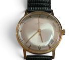 une montre posée sur un bracelet en cuir noir