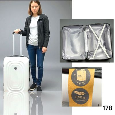 une femme debout à côté d'une valise