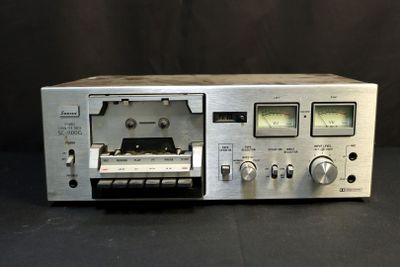 an image of a silver stereo player sitting on top of a table