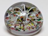 une boule de verre contenant une fleur, posée sur une table