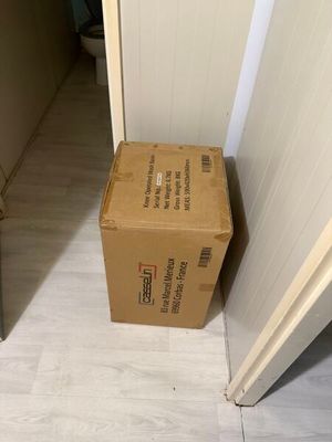 une boîte posée par terre à côté d'une porte