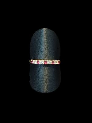 une photo d'une bague sertie de diamants roses et blancs