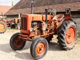 un tracteur garé devant un bâtiment