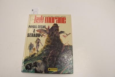 un vieux livre de poche avec l'image d'un homme à cheval