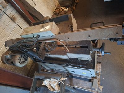 une machine placée au milieu d'une pièce