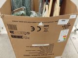 une boîte en carton contenant tout un tas d'outils de jardinage