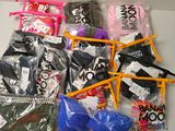 de nombreux sacs contenant des vêtements et d'autres objets posés sur une table