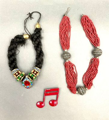 deux colliers ornés de notes de musique