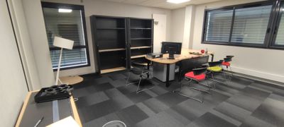 Contenu de la pièce comprenant un bureau, un ordinateur, six… - Photo 1