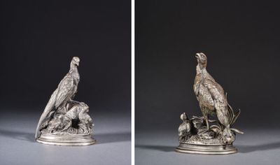deux images représentant une statue en argent d'un oiseau et un oiseau posé sur un rocher