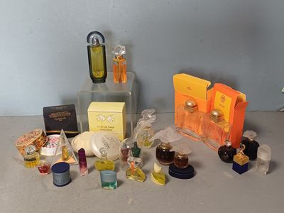 beaucoup de parfums et de flacons de parfum sur la table