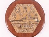 plaque en bois sur laquelle figure l'image d'un bateau sur fond blanc