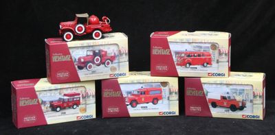 quatre camions de pompiers rouges dans leur boîte, empilés les uns sur les autres