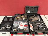 un grand nombre d'outils posés sur une table