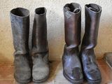deux paires de bottes posées l'une à côté de l'autre sur un sol carrelé