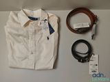 une chemise, une ceinture et d'autres articles disposés sur une table
