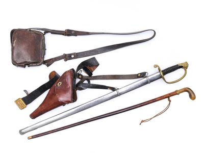 Plusieurs types d'armes sont exposés sur une surface blanche