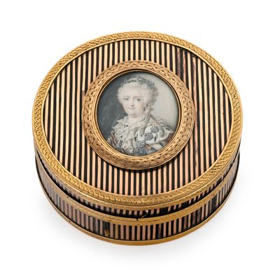 une boîte ovale sur laquelle figure l'image d'une femme en robe