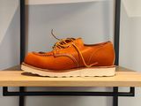 des chaussures Oxford « Red Wing » sur une étagère dans un magasin de chaussures