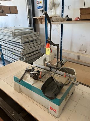 une machine posée sur une table dans une pièce