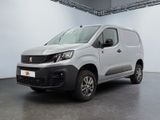 La nouvelle camionnette Peugeot est garée dans une grande pièce.