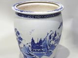 un vase bleu et blanc orné d'une image représentant un bateau