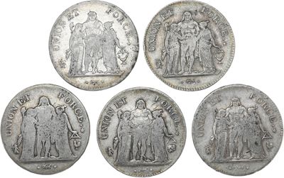 quatre pièces d'argent sur lesquelles figurent l'effigie d'un homme et d'une femme