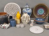 de nombreux types de vases et de bols sur la table