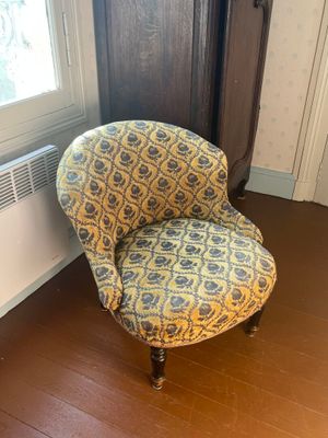 une chaise qui se trouve devant une fenêtre