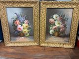 deux tableaux représentant des fleurs dans un vase doré posé sur une table
