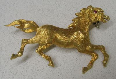 broche en forme de cheval plaquée or, avec des yeux en rubis et une crinière