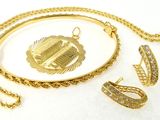 une photo représentant un collier, un bracelet et une bague en or
