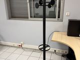 un bureau avec un ordinateur dans le coin d'une pièce