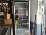 un réfrigérateur qui se trouve dans un coin de la cuisine