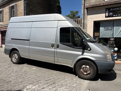 une camionnette argentée garée au bord de la rue
