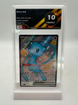 gros plan d'une carte pokemon dans un étui en plastique