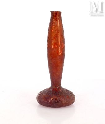 une image représentant un vase en verre rouge sur fond blanc