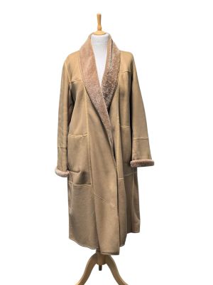 une photo d'un manteau posé sur un mannequin, sur fond blanc