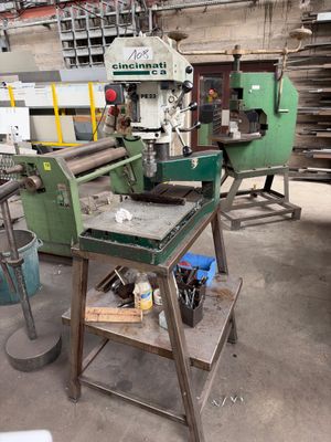 une photo d'un atelier d'usinage avec de nombreux outils