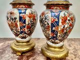 deux vases posés sur une table en marbre