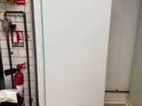 une photo d'un réfrigérateur blanc dans une cuisine