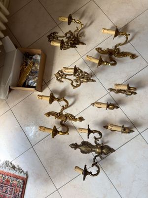 a lot of brass objects on the floor in the room