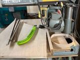 une photo d'une table sur laquelle se trouve une banane