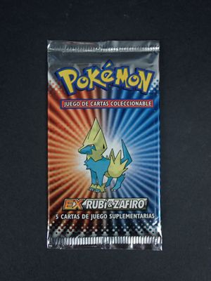 un gros plan sur un paquet de cartes Pokémon posé sur une table