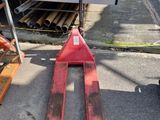 un chariot élévateur posé sur une palette
